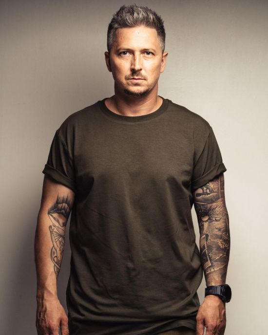 Известный украинский ведущий повредил ногу и показался на костылях