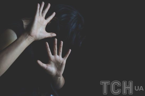 В Сумской области мужчина на глазах у 1-летнего ребенка убил его мать: он заявил, что это был