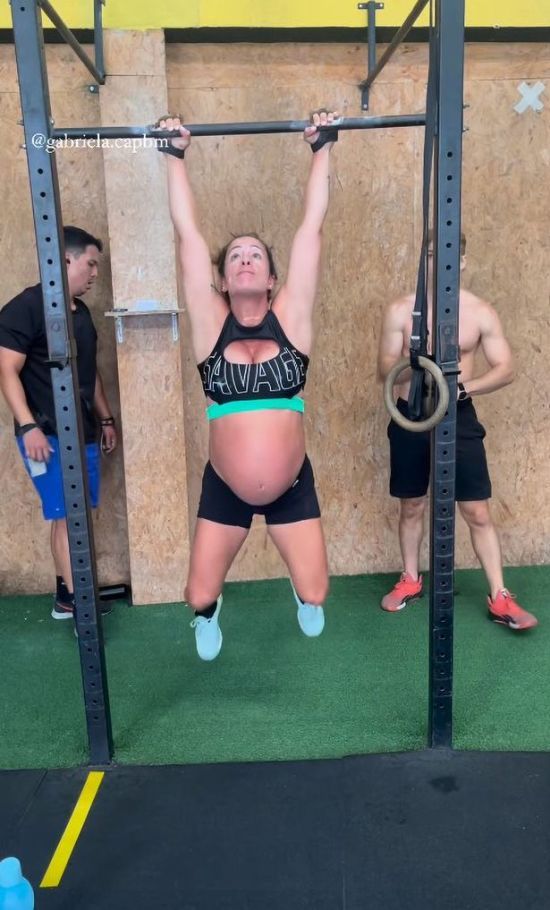 Беременная озадачила изнурительной тренировкой за несколько часов до родов - видео