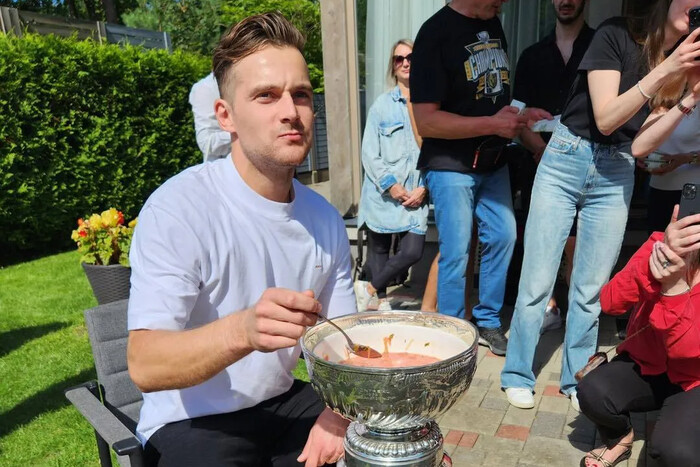 Латвійський хокеїст пообідав українським борщем із Кубка Стенлі (фото)