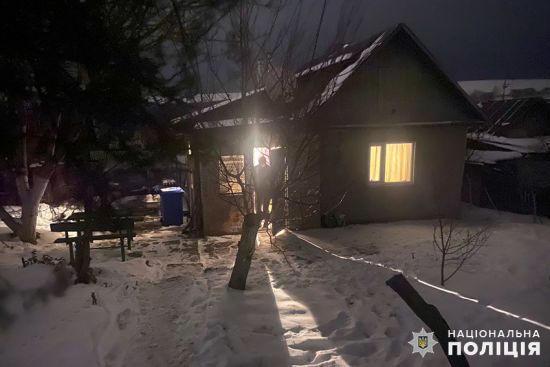 Чисельні переломи та забої: на Хмельниччині чоловік металевим прутом побив дитину (фото)