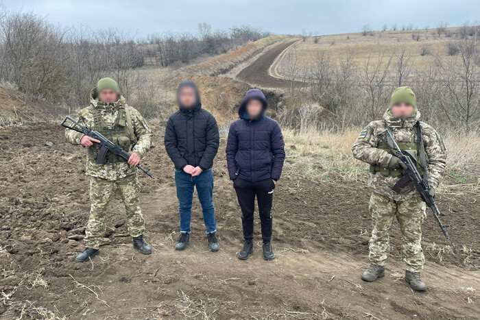 На Одещині двоє ухилянтів, тікаючи від прикордонників, застрягли у рові