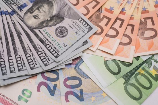 Курс валют на 8 марта: сколько будут стоить доллар, евро и злотый